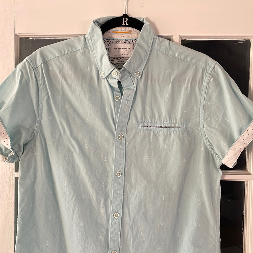 Mens short sleeve button down, size small. Denim & Flower.
